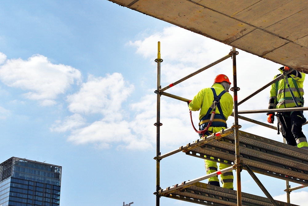 What safety precautions should you pay attention to when using scaffolding?