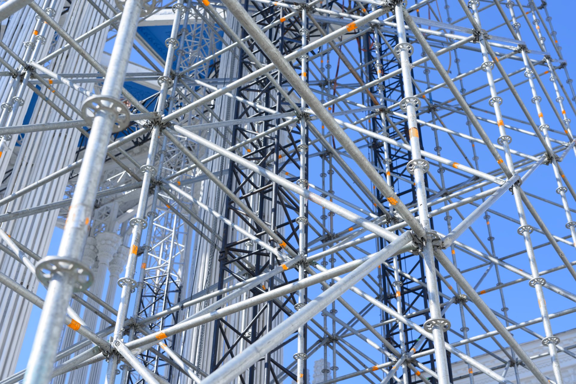 What are the details of the safe operation specifications of industrial scaffolding? Do you know?