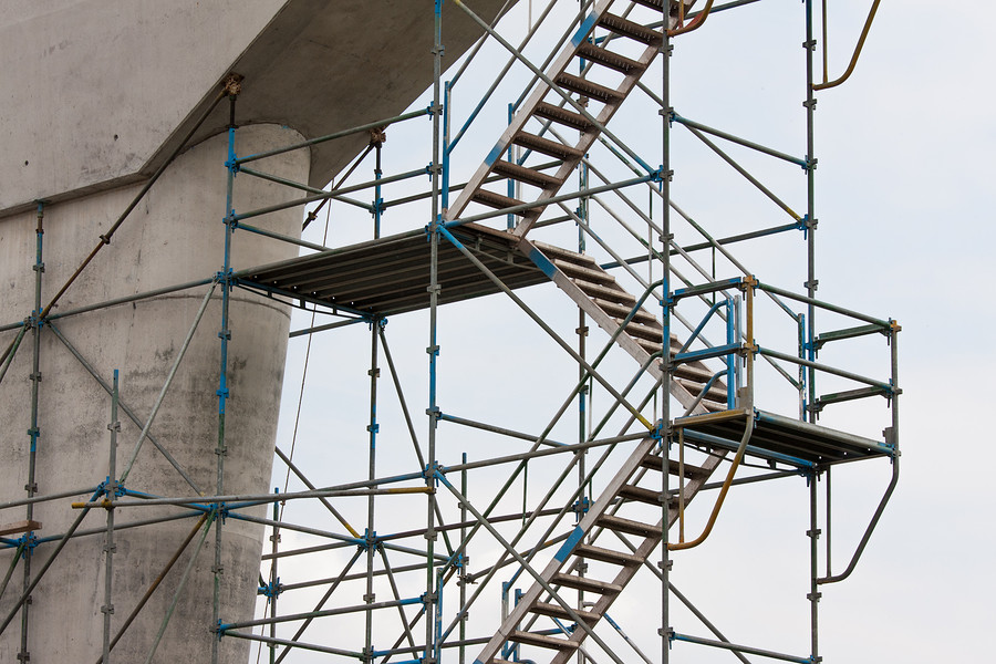 What should be paid attention to when using scaffolding