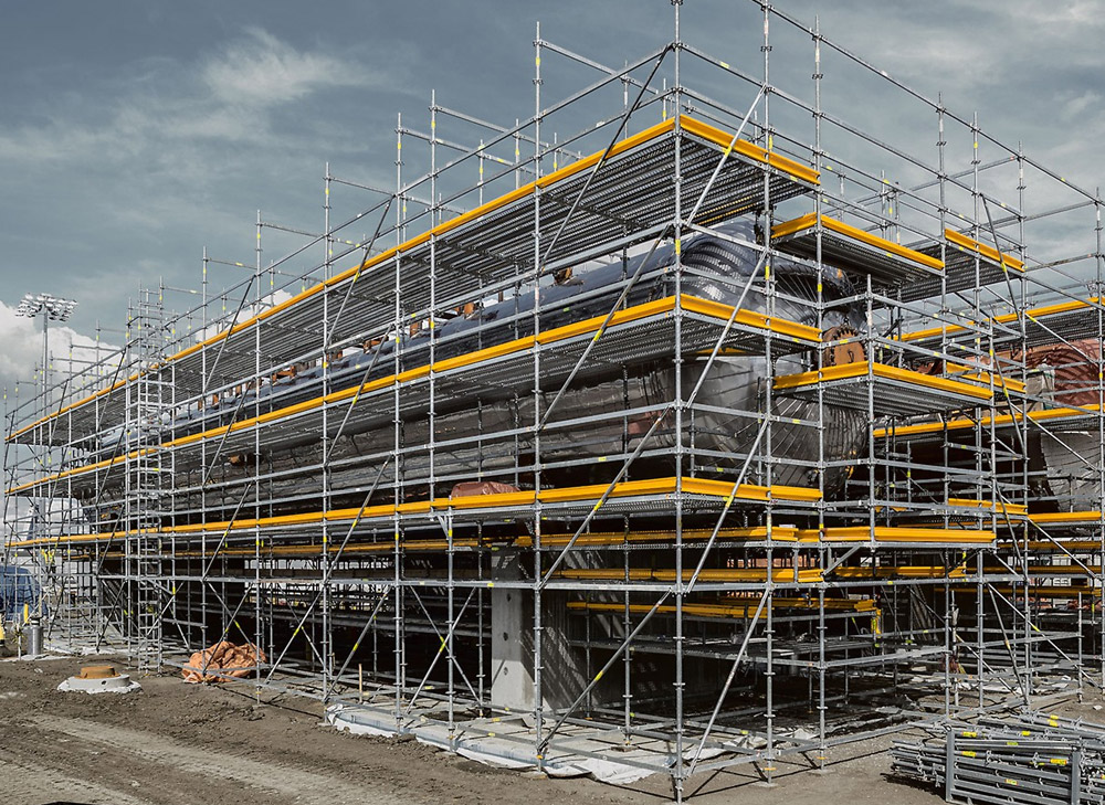 Scissor braces and horizontal diagonal braces on scaffolding