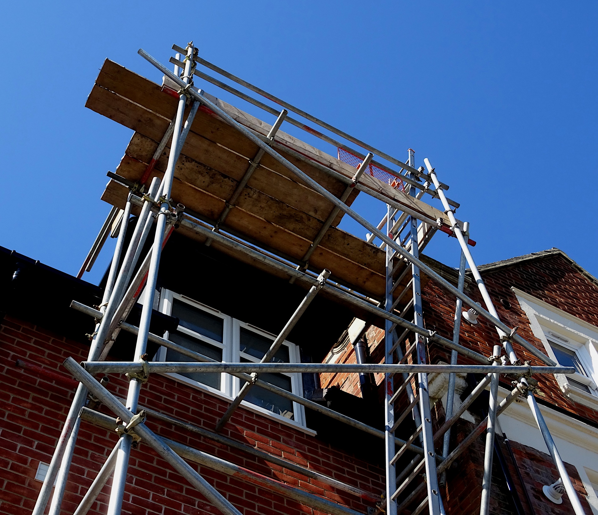 The process of erecting cantilevered I-beam scaffolding