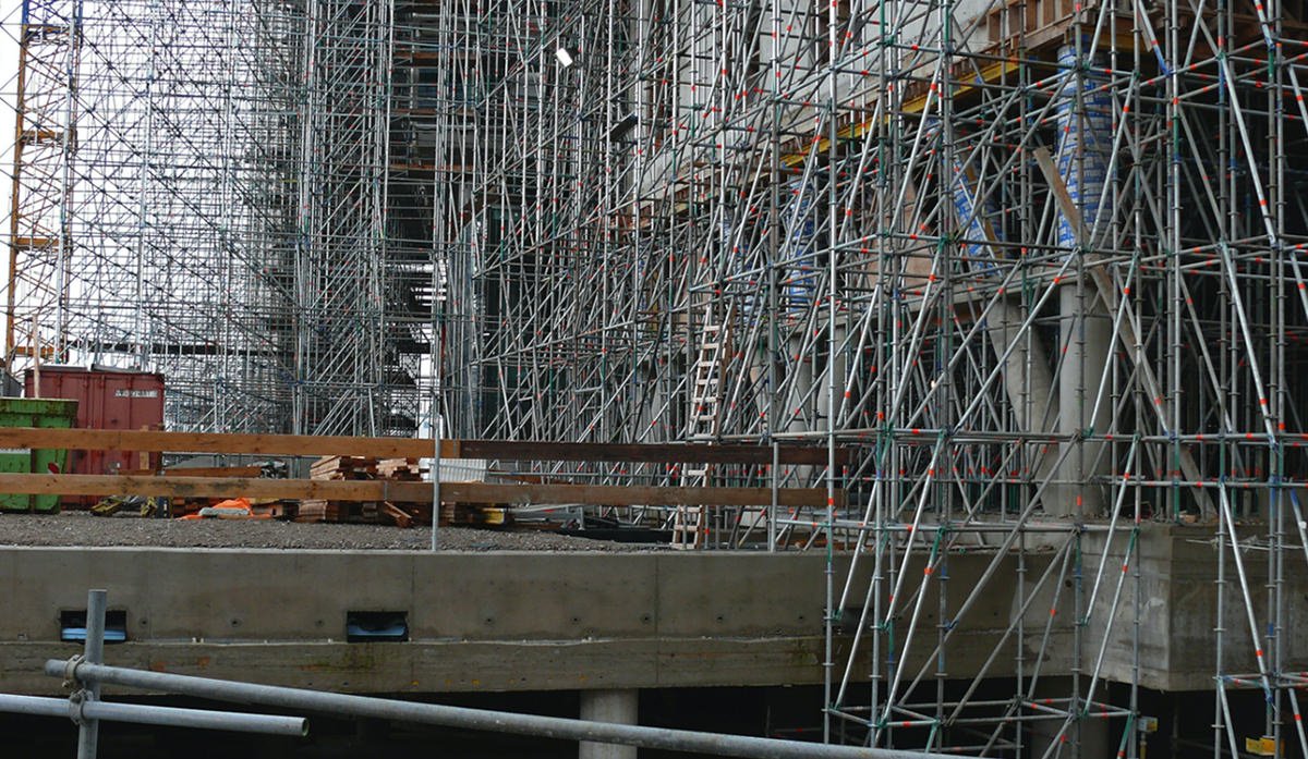 Safety steps and use of mobile scaffolding